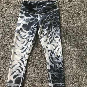 Size 4 Lululemon Pretty Plume Wunder Under crops